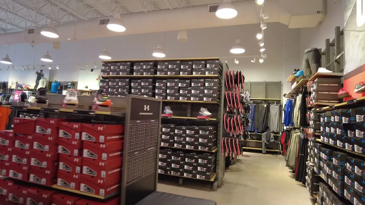 Bạn nên ưu tiên các thiết kế đồ Outlet đơn giản, dễ phối (Nguồn: Internet)
