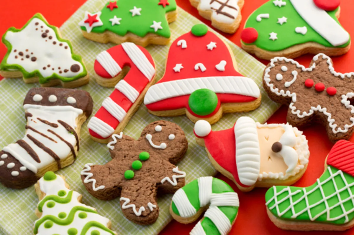 Bánh quy gừng Noel với đa dạng tạo hình khác nhau rơi xuống