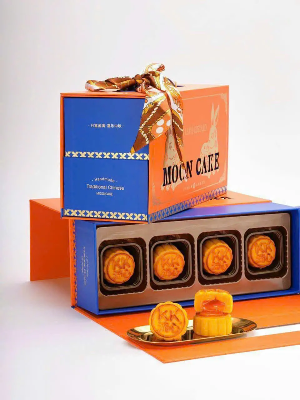 Bánh trung thu Moon Cake sang trọng, tạo cảm giác trầm mặc và tinh tế (Nguồn: Internet)