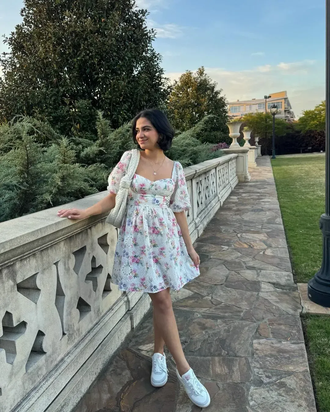 Cách phối váy hoa vintage với giày thể thao trắng