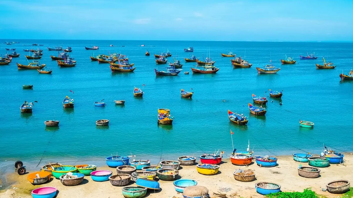 Biển xanh Phan Thiết tháng 4 trong vắt
