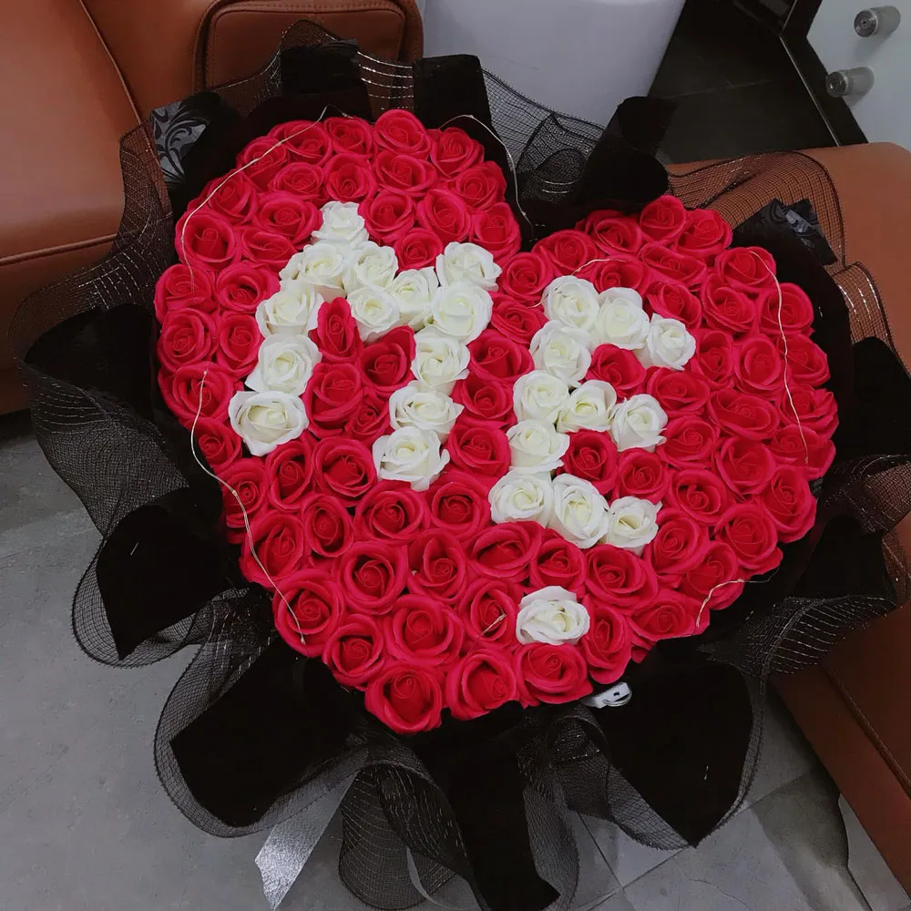 Bó hoa hồng tặng mẹ mix 2 sắc đỏ trắng vừa đẹp vừa ý nghĩa