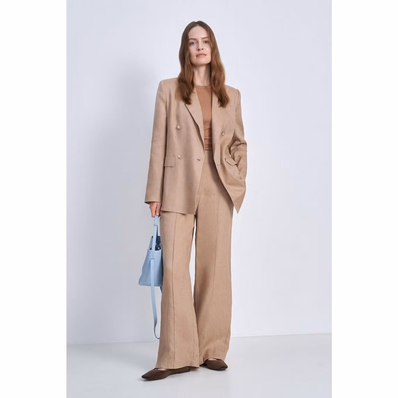 Bộ suit màu nâu nhạt tone sur tone với áo trong màu nâu đậm tạo cảm giác thanh lịch (Nguồn: Internet)
