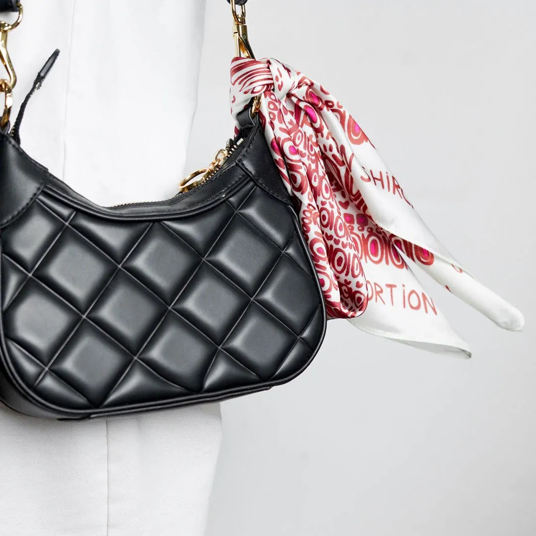 Buộc khăn bandana lên túi để tạo điểm nhấn cho phụ kiện (Nguồn: Internet)