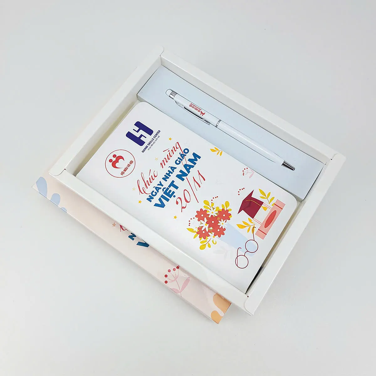 Bút và sổ tay là những món đồ thiết thực dành tặng cô giáo nhân ngày 20/10 (Nguồn: Internet)