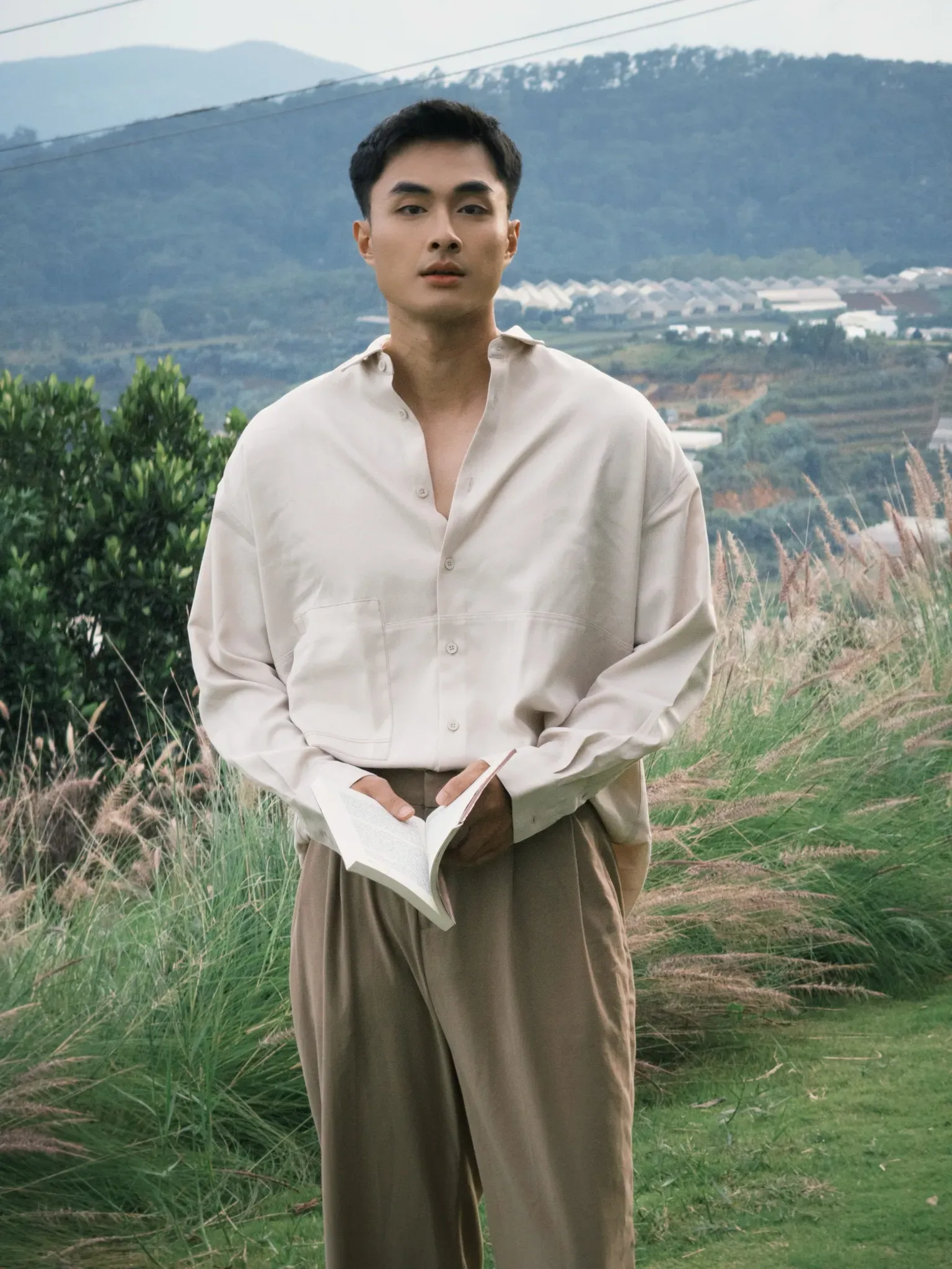 sơ mi nam form rộng với quần cùng tone màu nâu be