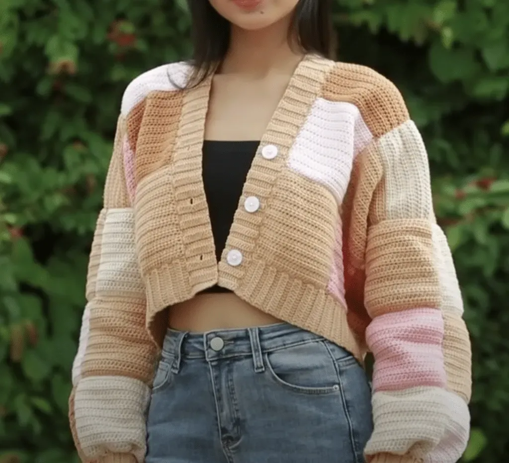 Bạn nên lưu ý mix màu hợp lý khi phối đồ với áo cardigan nữ