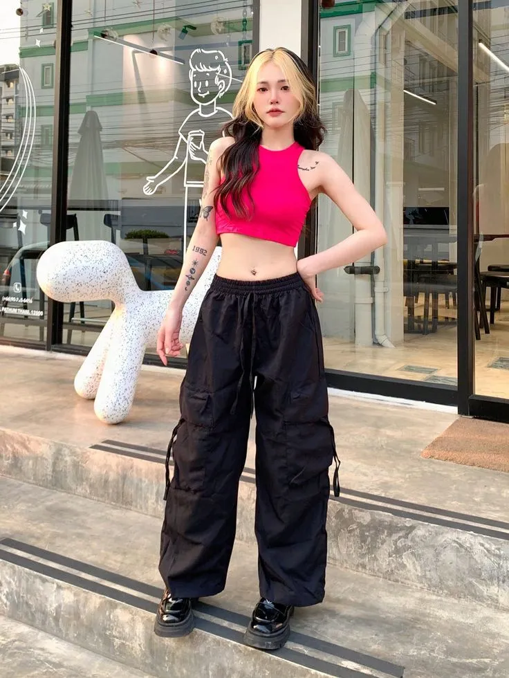 Cá tính chất lừ trong outfit quần cargo pant hồng và áo tank top (Nguồn: Internet)