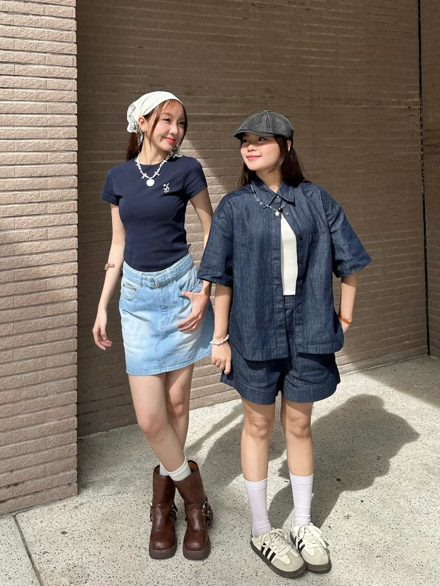 Cá tính, năng động và trẻ trung trong outfit áo thun mix chân váy jean (Nguồn: Routine)