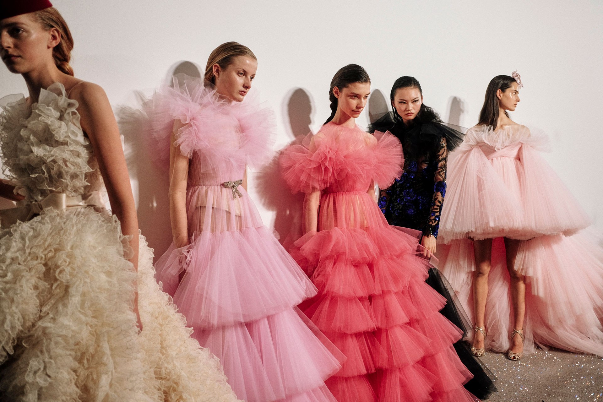 Các thiết kế Haute Couture thường xuất hiện trong những buổi trình diễn mang tính độc quyền