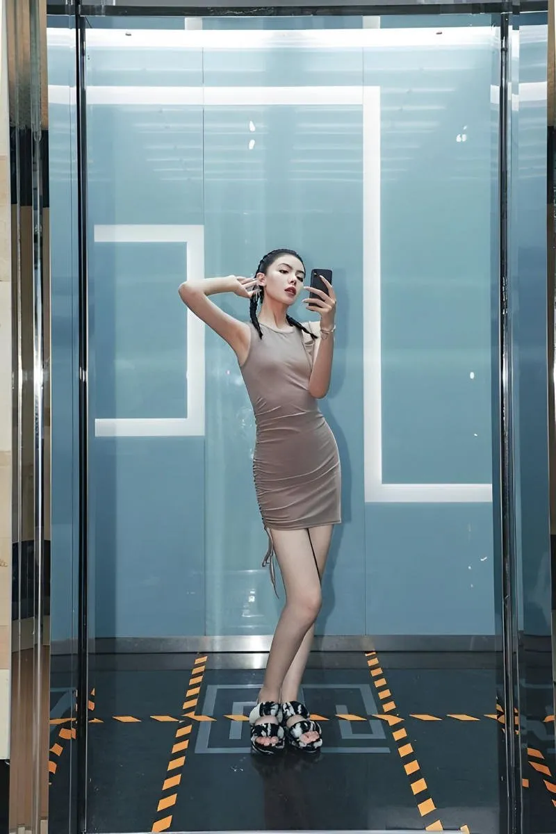 Cách chụp ảnh với váy body trước gương (Nguồn: Internet)