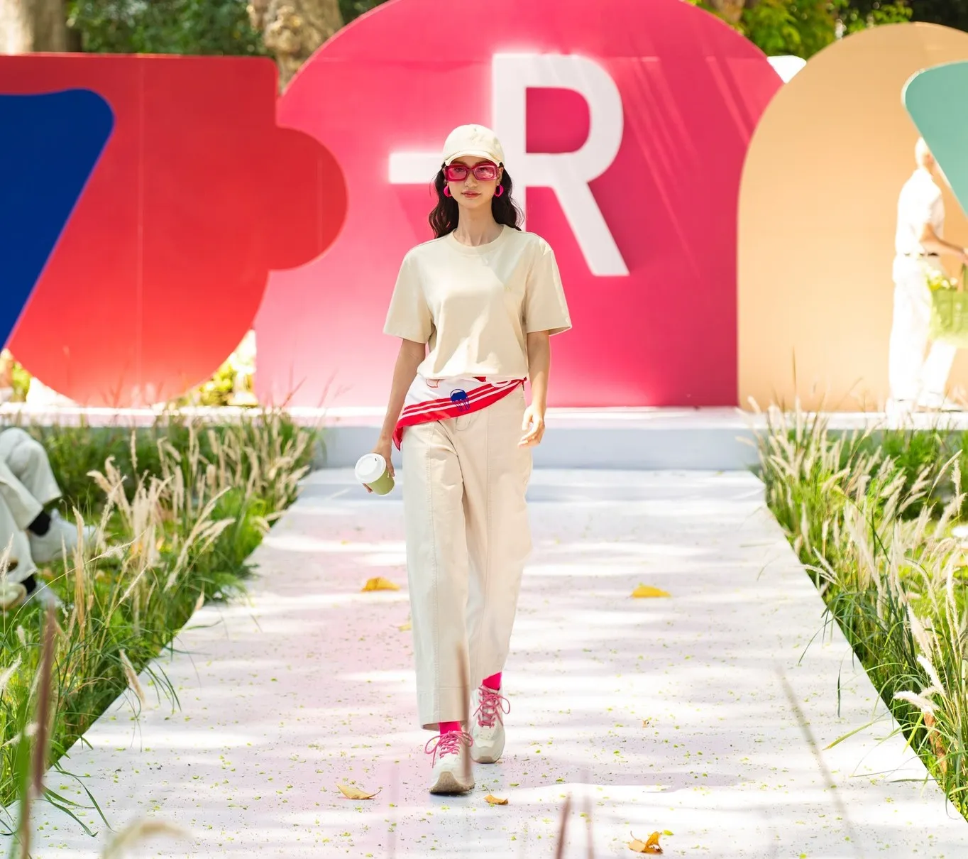 Cách dùng khăn bandana làm thắt lưng, tạo điểm nhấn cho outfit màu be nhẹ nhàng (Nguồn: Routine)