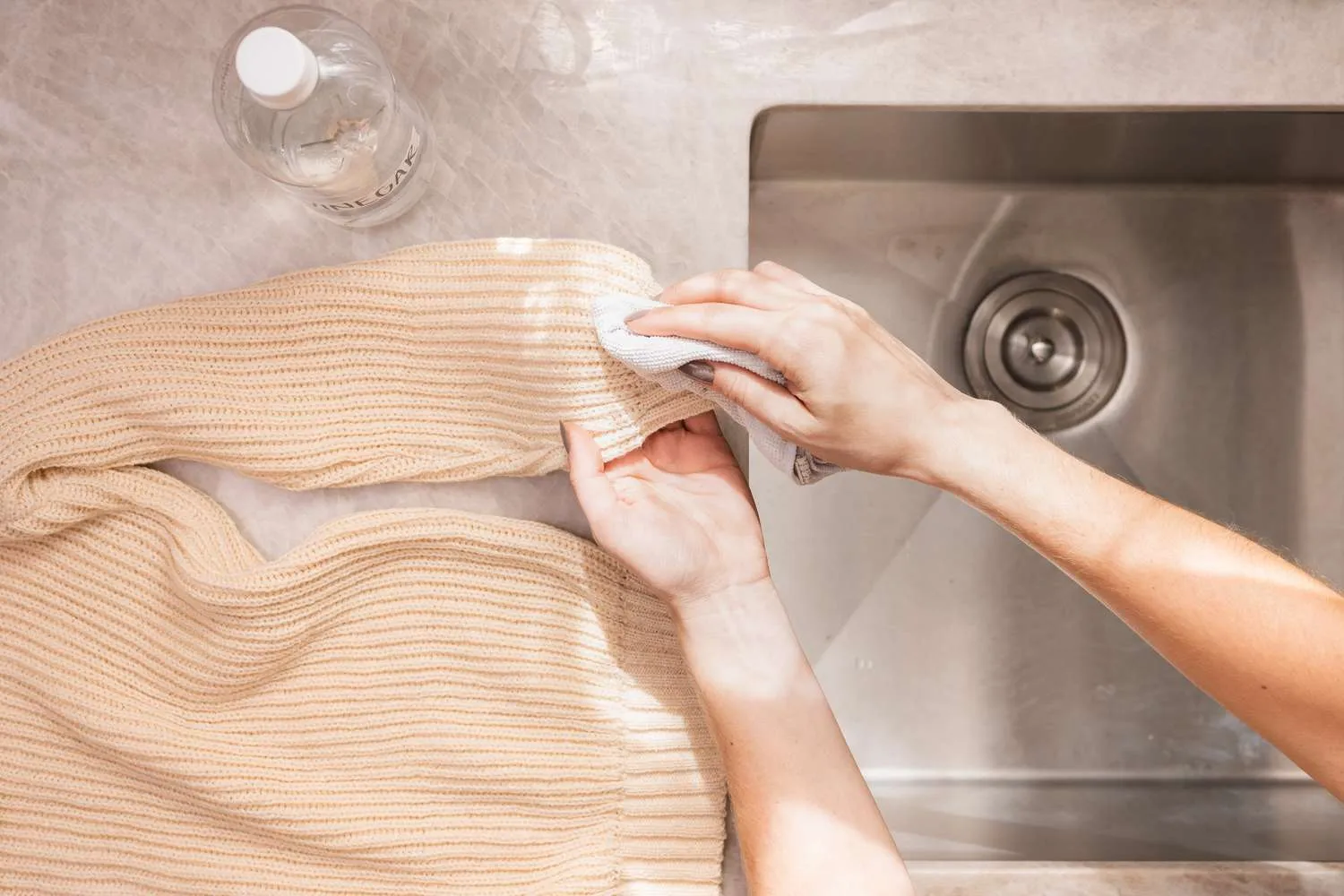 Các bước giặt áo len bằng tay đơn giản