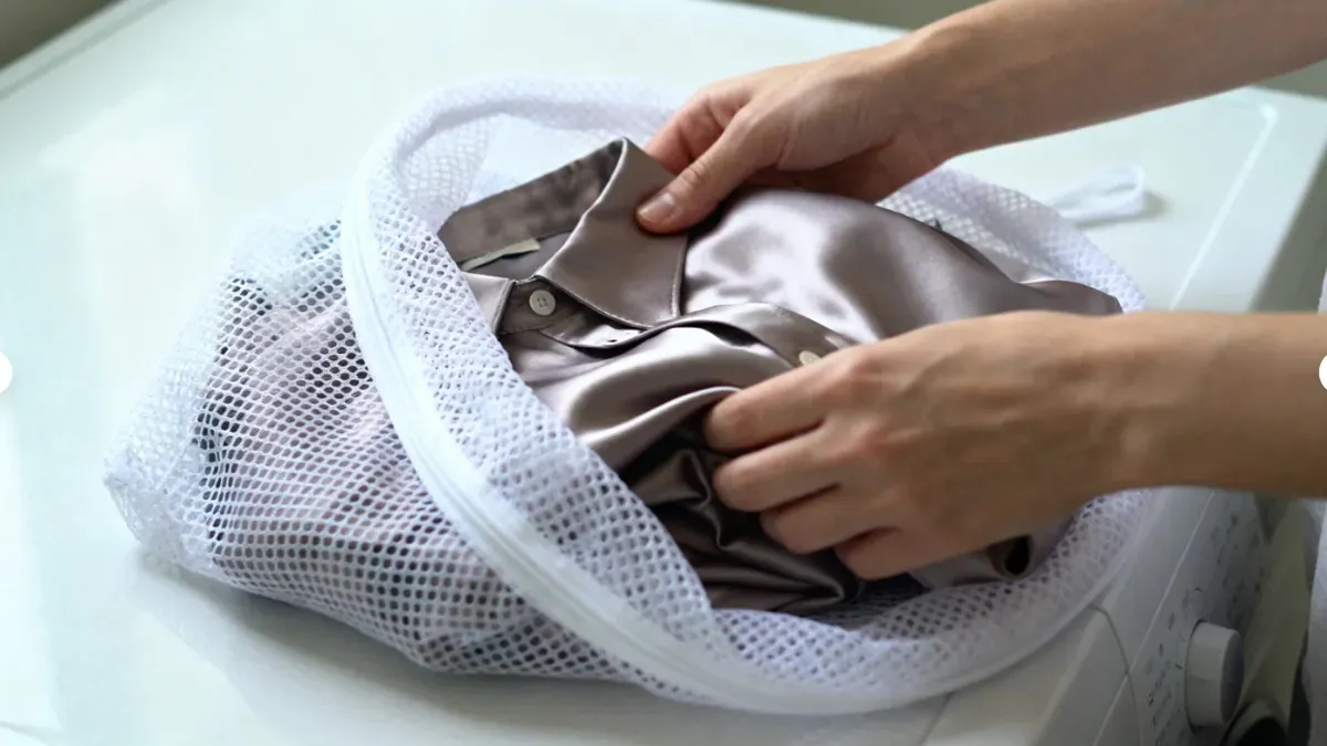 Túi giặt hạn chế quần áo bị cuộn và ma sát trực tiếp trong quá trình máy vận hành