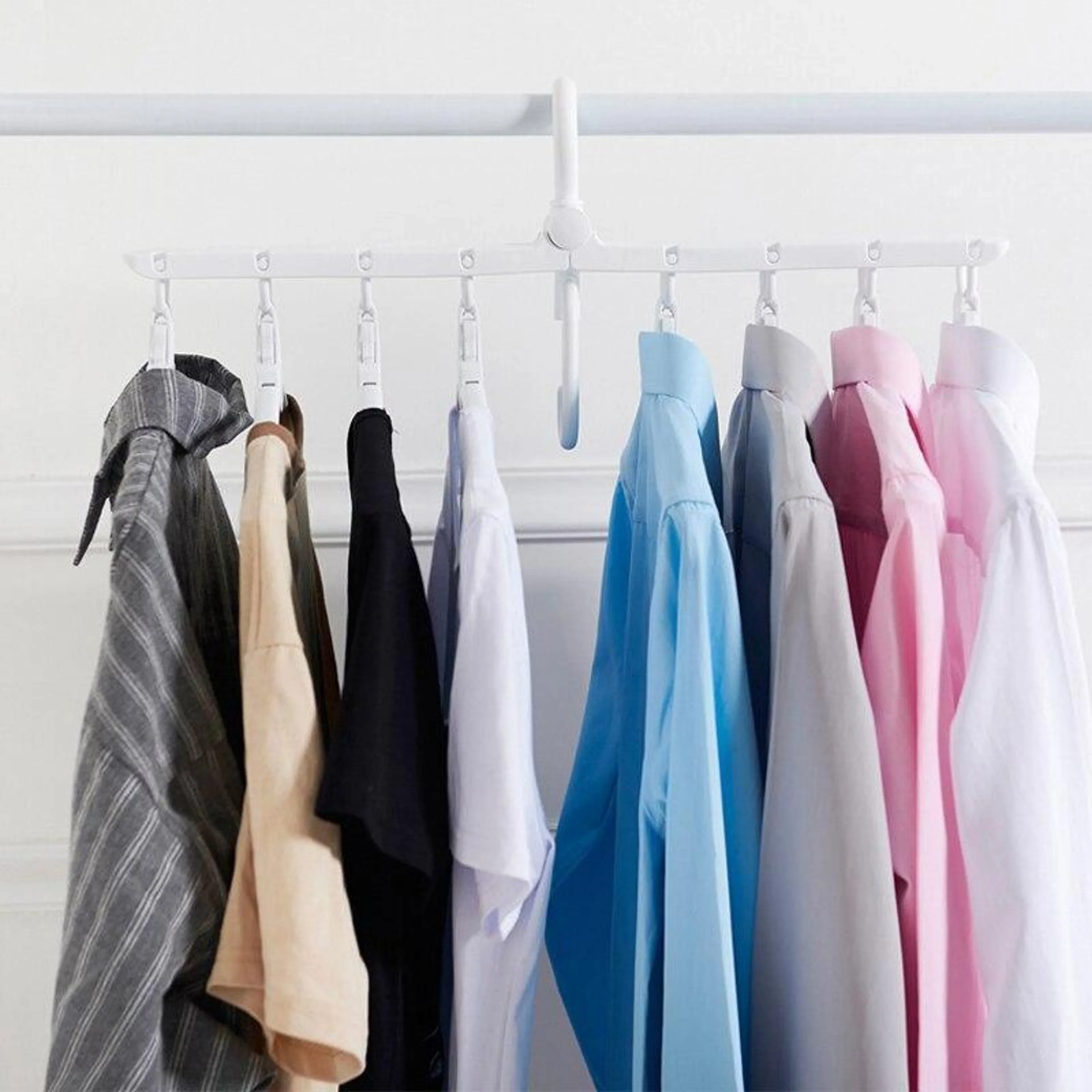 Treo quần áo đúng cách sau khi giặt giúp trang phục giữ phom và hạn chế nếp gấp