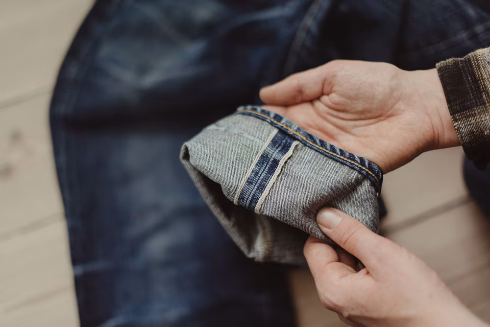 Một cách giặt quần jeans hiệu quả là lộn mặt trái quần khi giặt