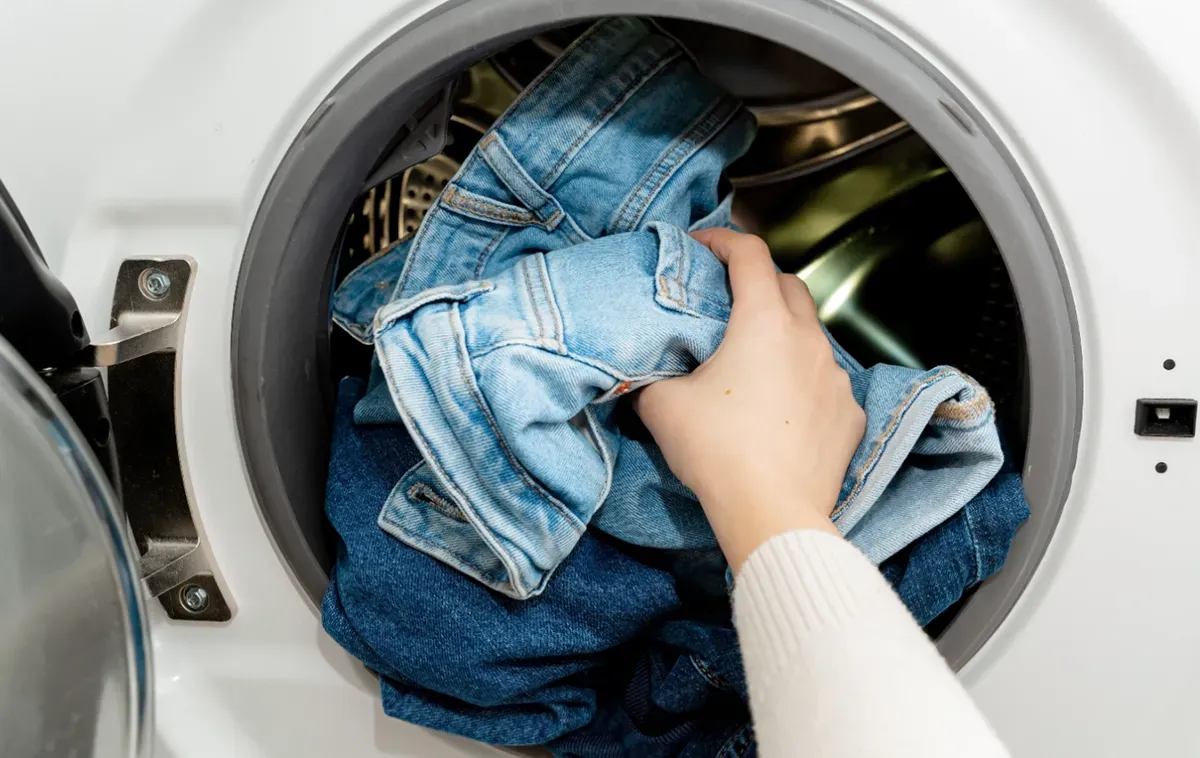 Bạn nên chọn giặt quần jeans với trang phục cùng màu