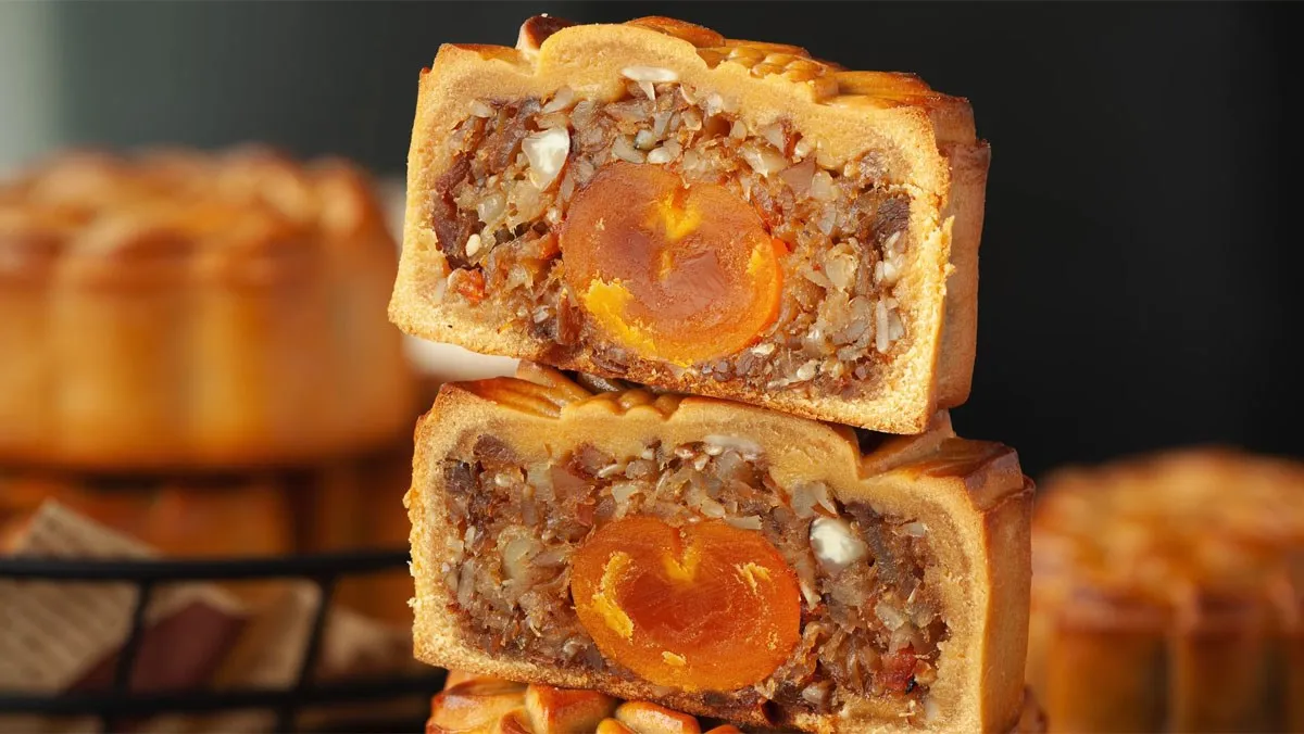 Bánh trung thu thập cẩm truyền thống thơm ngon