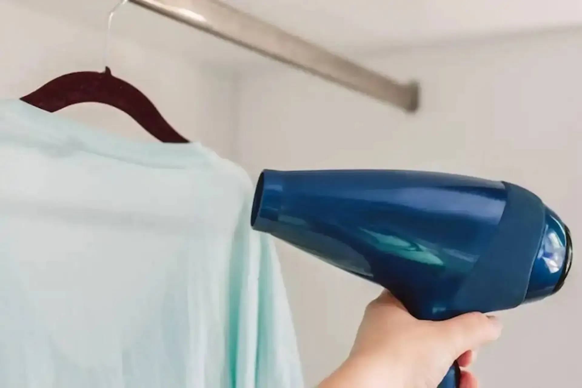 Bạn có thể sử dụng máy sấy tóc để làm khô quần áo mỏng trong thời gian ngắn