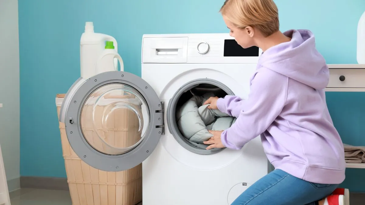 Giặt áo phao đúng cách giúp hạn chế ảnh hưởng đến lớp bông bên trong