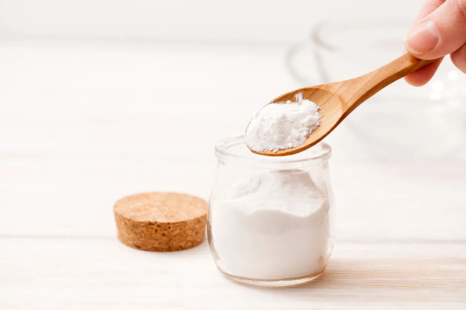 Baking soda thường được dùng để xử lý vết mốc trên quần áo