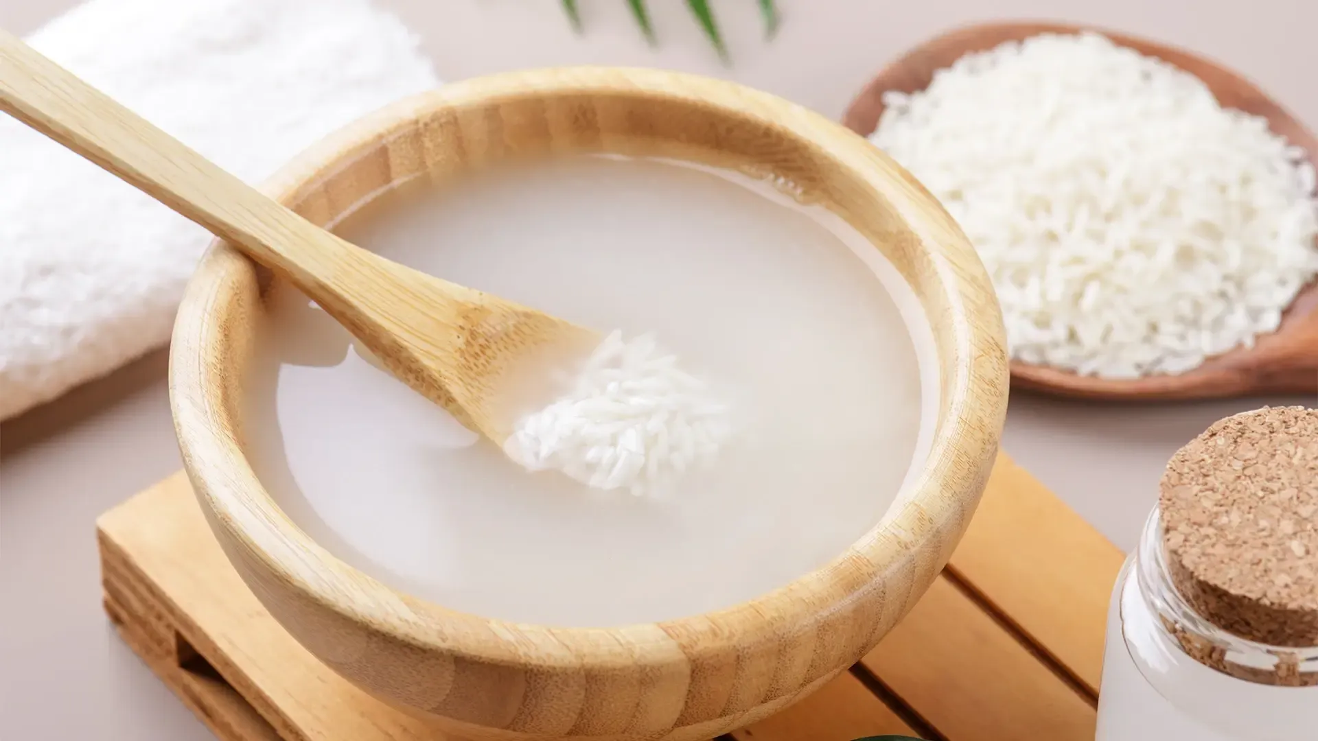 Nước vo gạo là mẹo làm sạch áo phao được nhiều người áp dụng