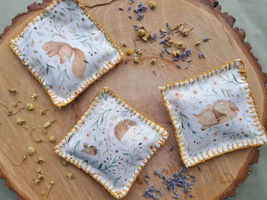 Túi thơm quần áo handmade có thể đặt trong tủ đồ hoặc ngăn kéo để giữ hương dễ chịu lâu hơn