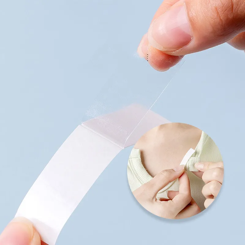 Băng dính quần áo là phụ kiện nhỏ gọn nhưng đem lại sự tiện lợi khi mặc áo hở cổ