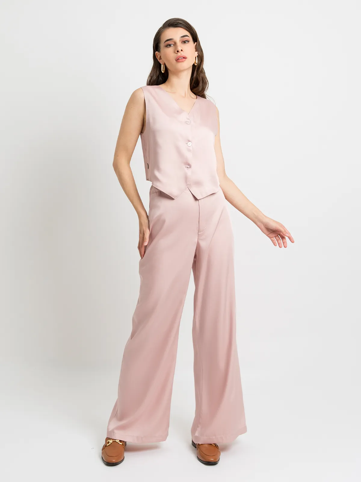 Cách mix áo gile bằng lụa mềm mại, nhẹ nhàng (Nguồn: Internet)