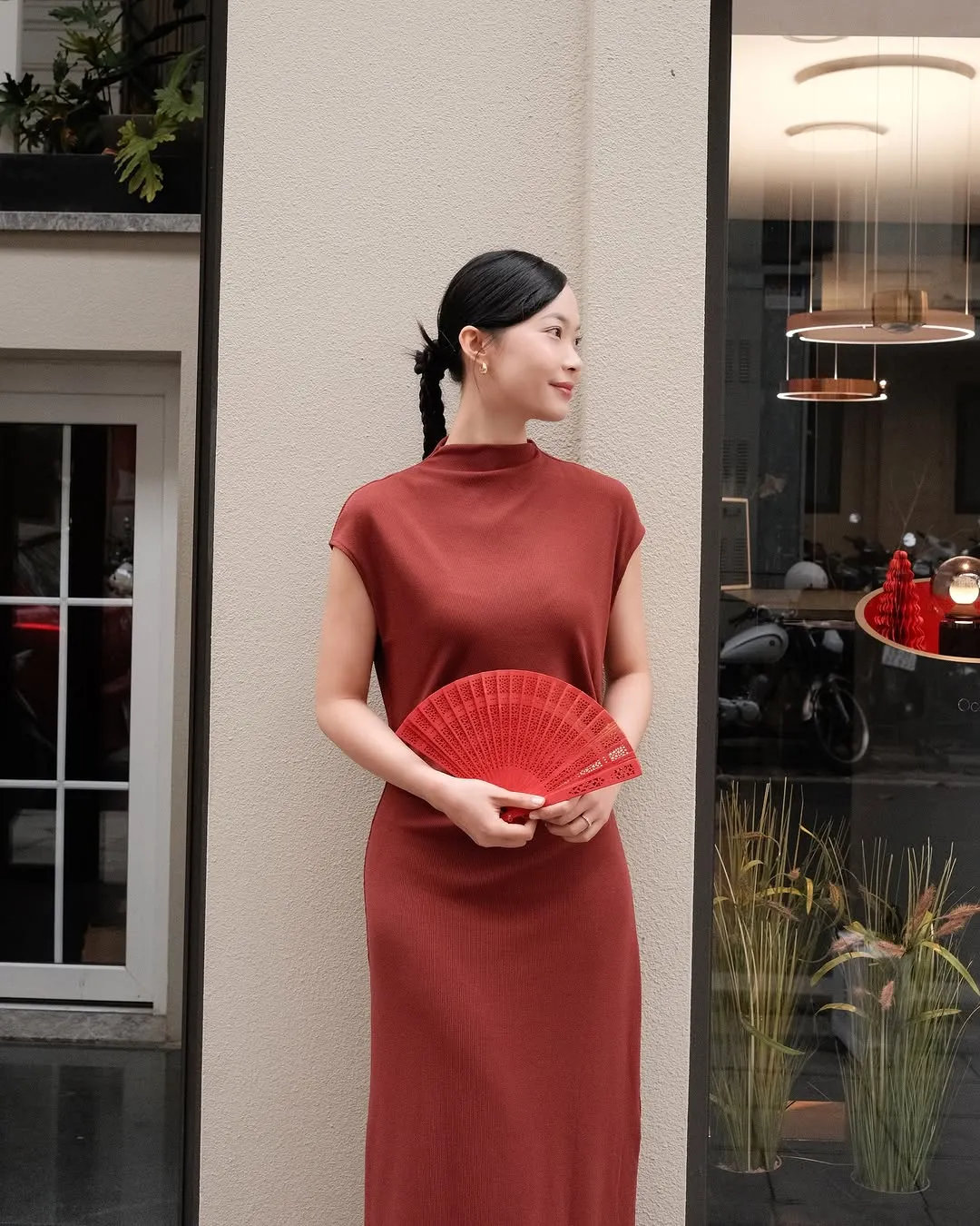 Cách mix phụ kiện tone sur tone với quần áo mang lại vẻ đẹp cổ điển cho quý cô (Nguồn: Routine)