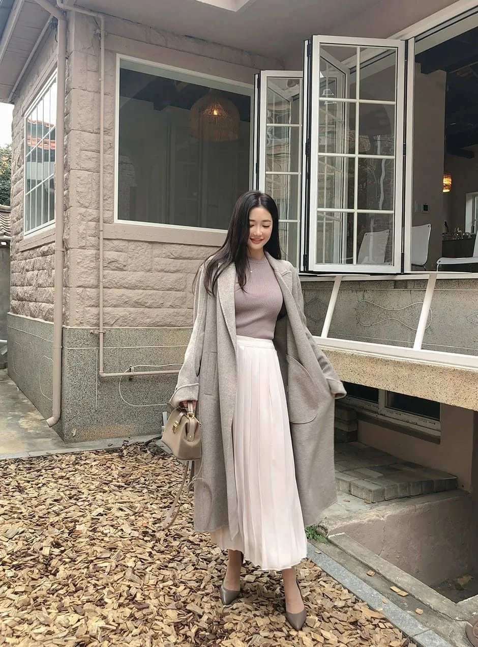 Outfit dịu dàng cho nàng yêu thích phong cách nữ tính với chân váy xếp ly và áo khoác dáng dài