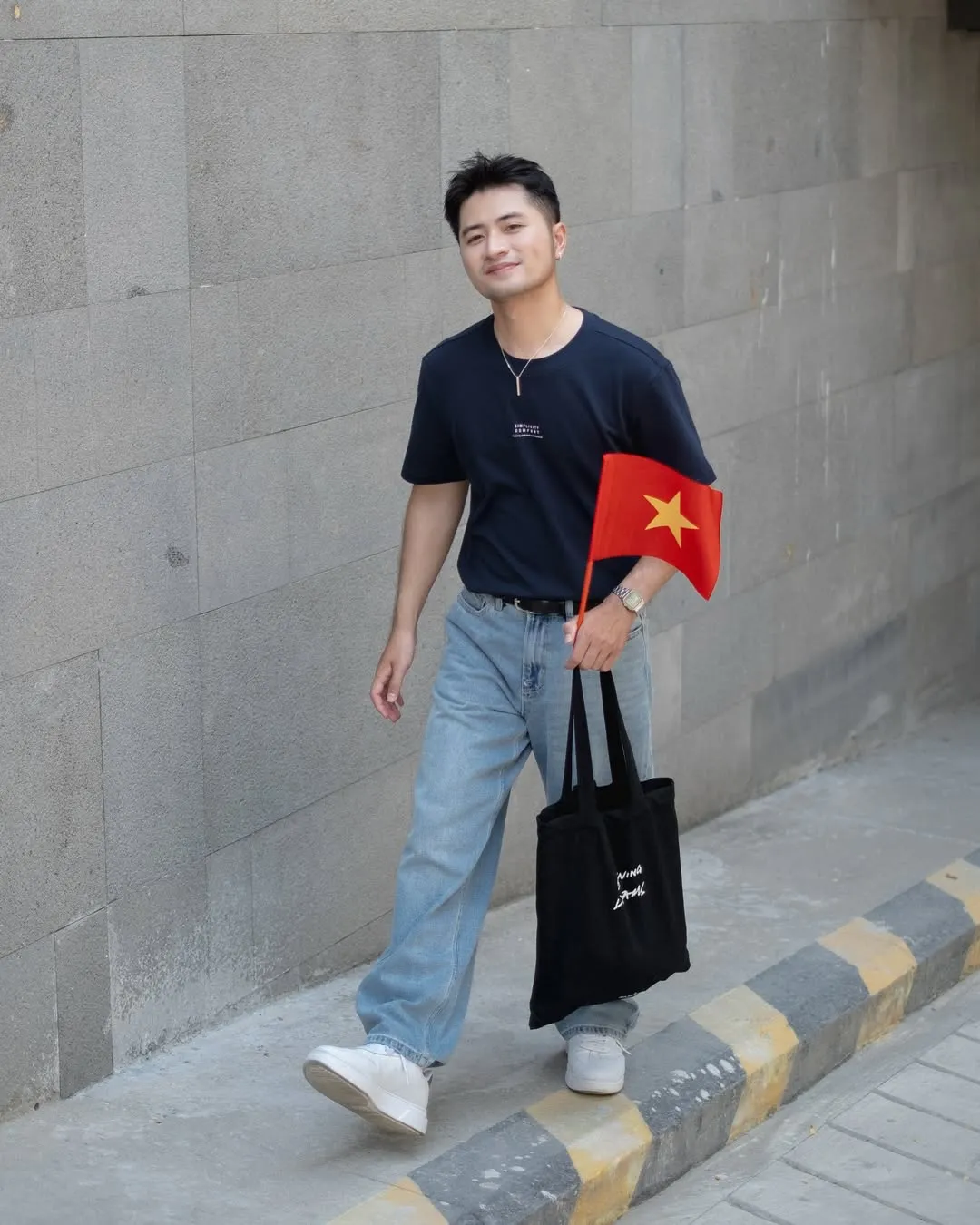 Cách phối đồ đơn giản theo phong cách Casual với quần jean và áo thun cho nam Bảo Bình (Nguồn: Routine)