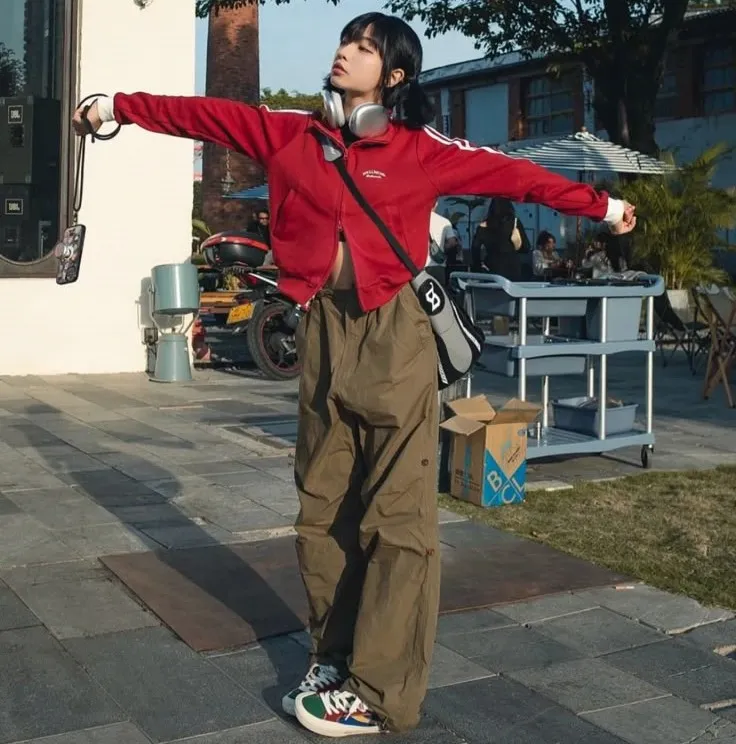 Cách phối đồ với màu đỏ chuẩn genZ là quần túi hộp và áo khoác bomber đỏ (Nguồn: Internet)