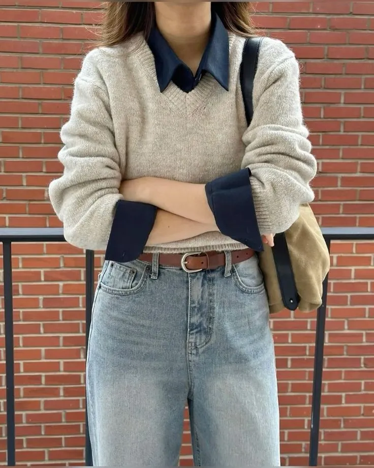 Cách phối layer hiện đại với áo pullover và áo sơ mi màu xanh dương (Nguồn: Internet)