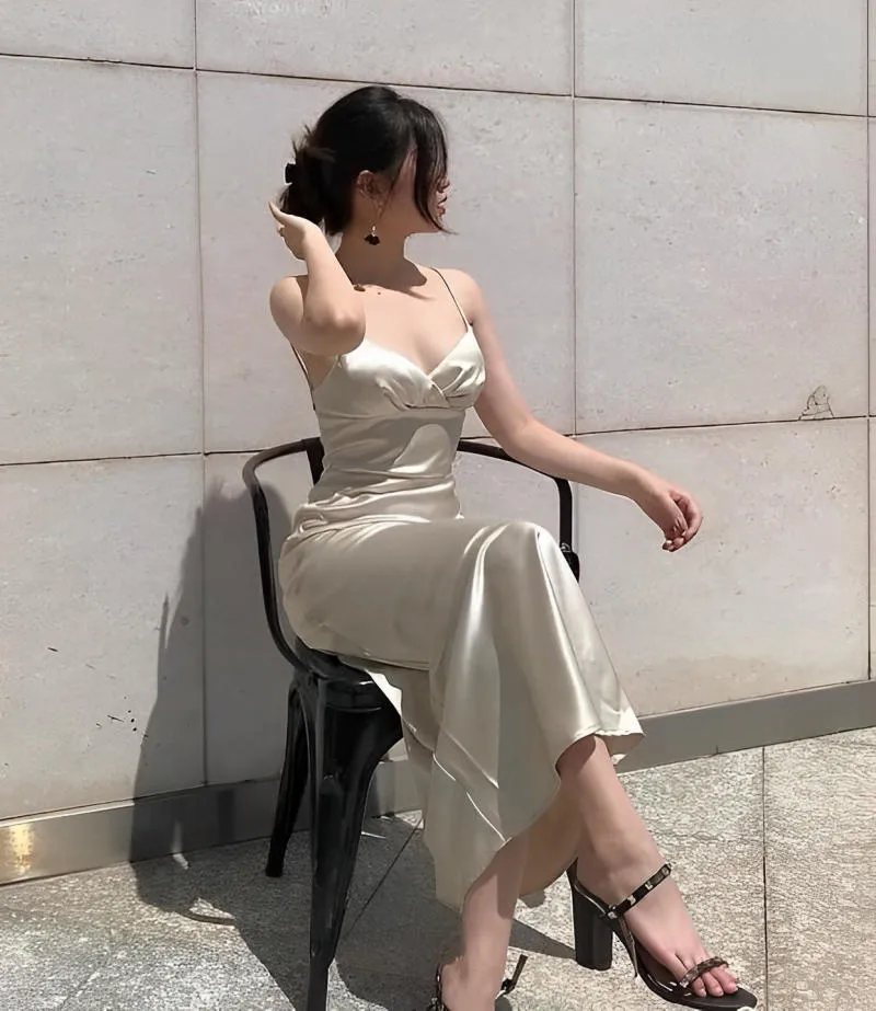 Cách pose dáng với váy ôm body và tư thế ngồi chéo chân (Nguồn: Internet)