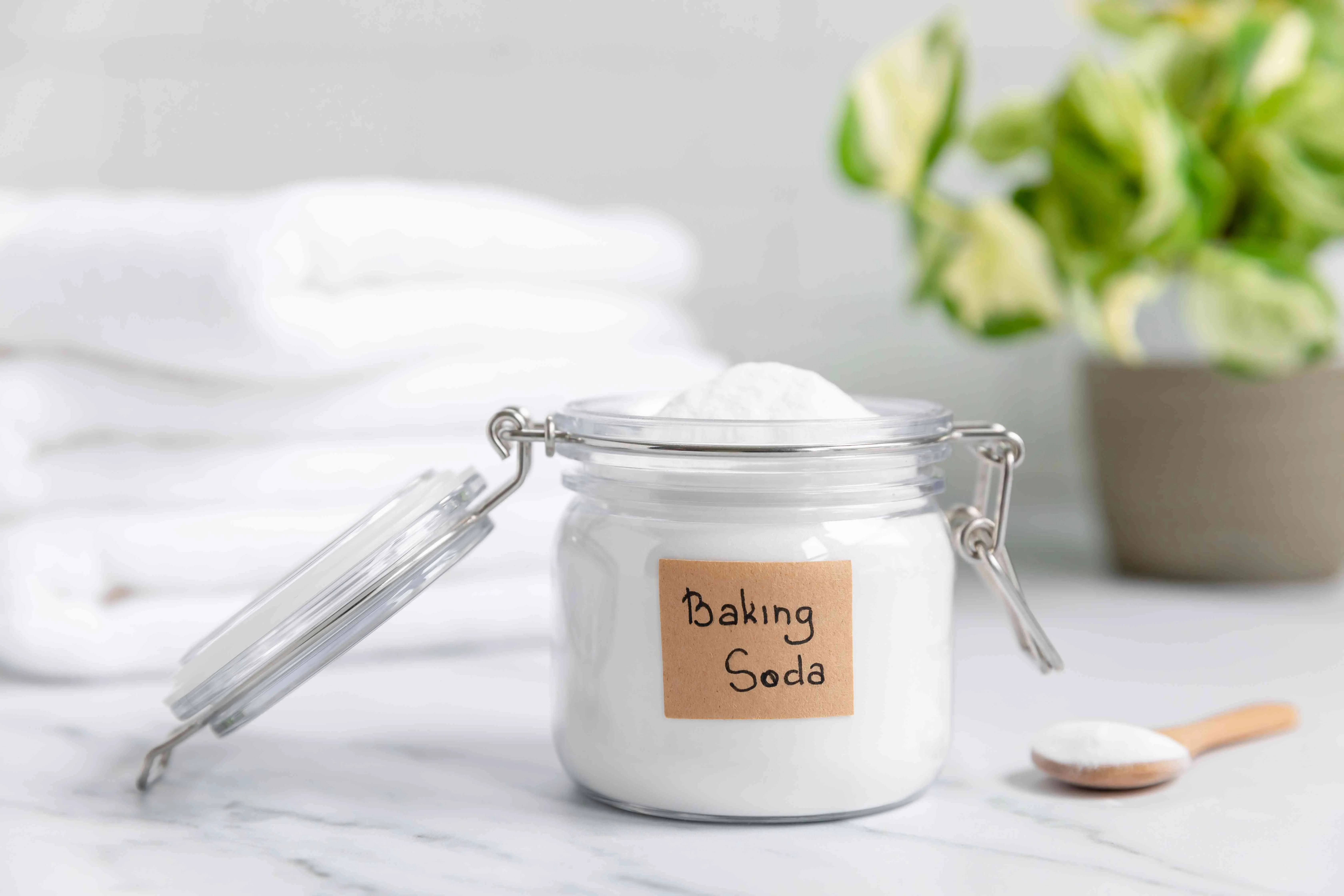 Baking soda thường được dùng để xử lý các vết ố trên quần áo