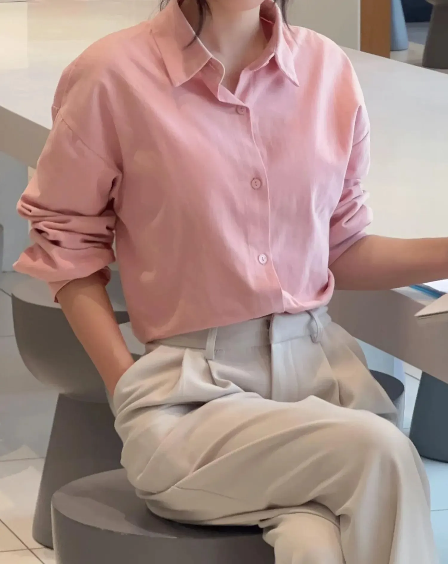 xắn tay áo sơ mi ngẫu hứng