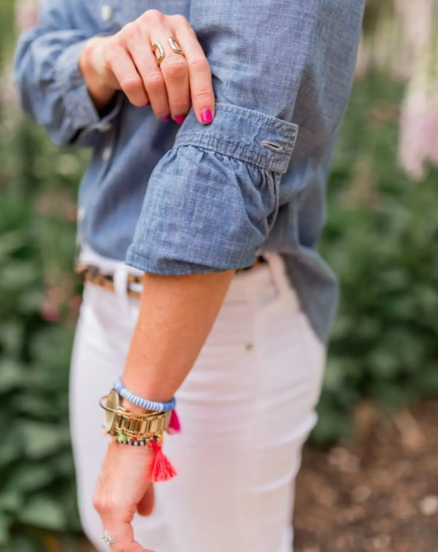 Các bước xắn tay áo sơ mi kiểu J.Crew gọn gàng, thanh lịch
