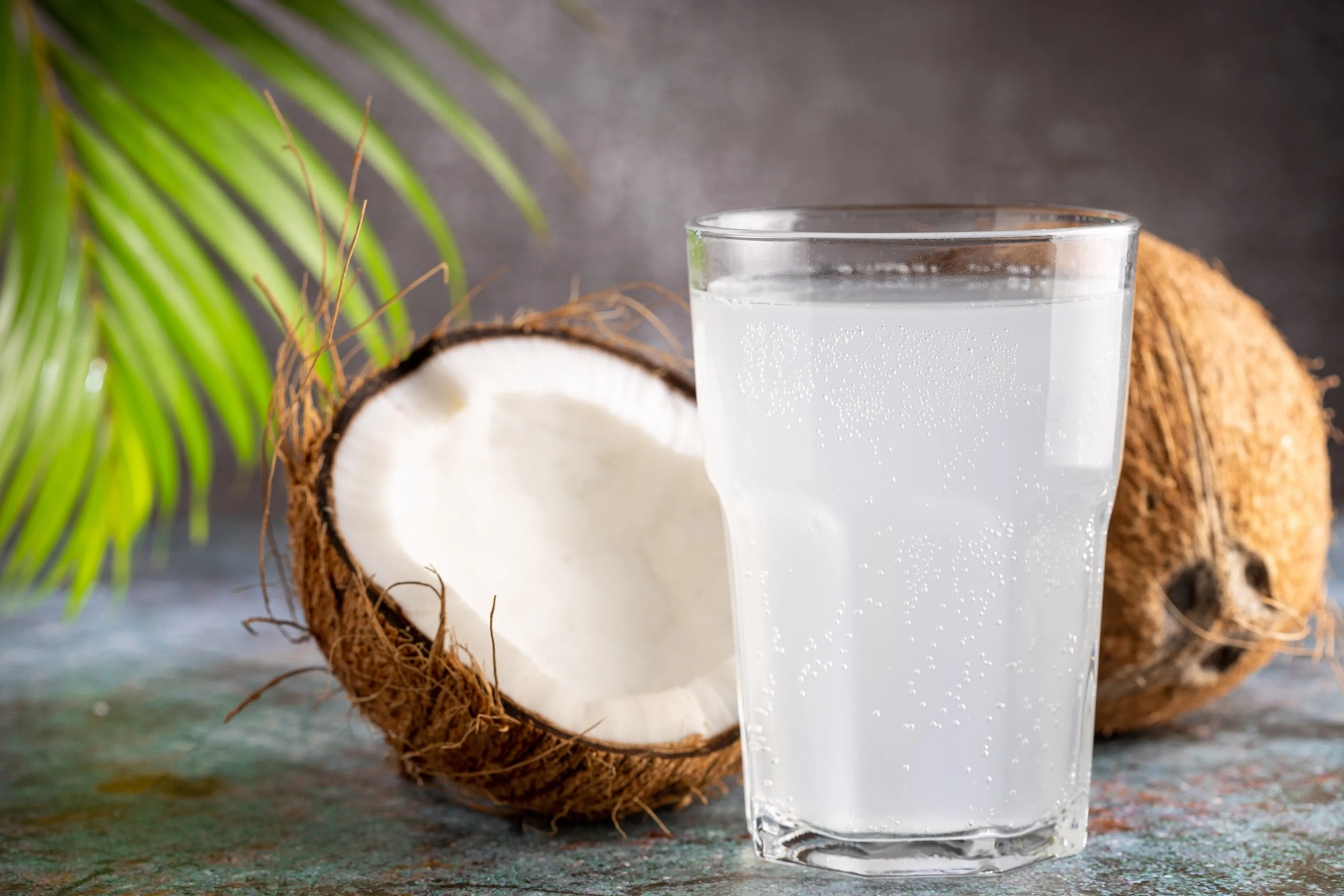 Nước dừa tươi được dùng để ngâm quần áo bị phai màu nhẹ theo kinh nghiệm dân gian