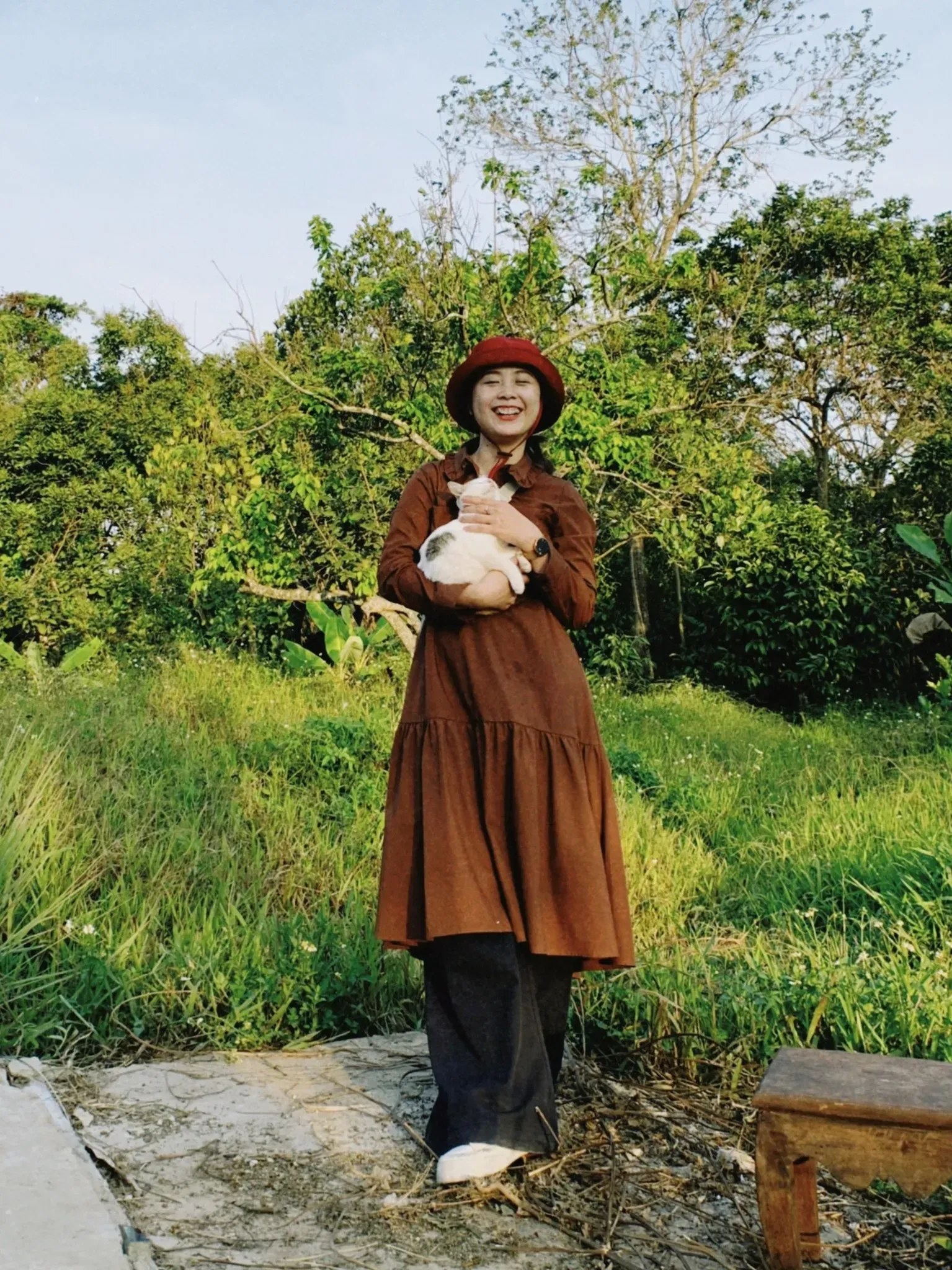 Nhẹ nhàng và kín đáo trong mẫu đầm midi chữ A tay dài cổ bèo vintage của Routine