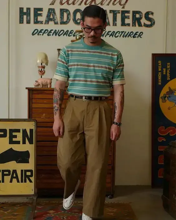 Phối áo thun kẻ sọc với quần kaki ống rộng sơ vin thắt lưng da ăn ý