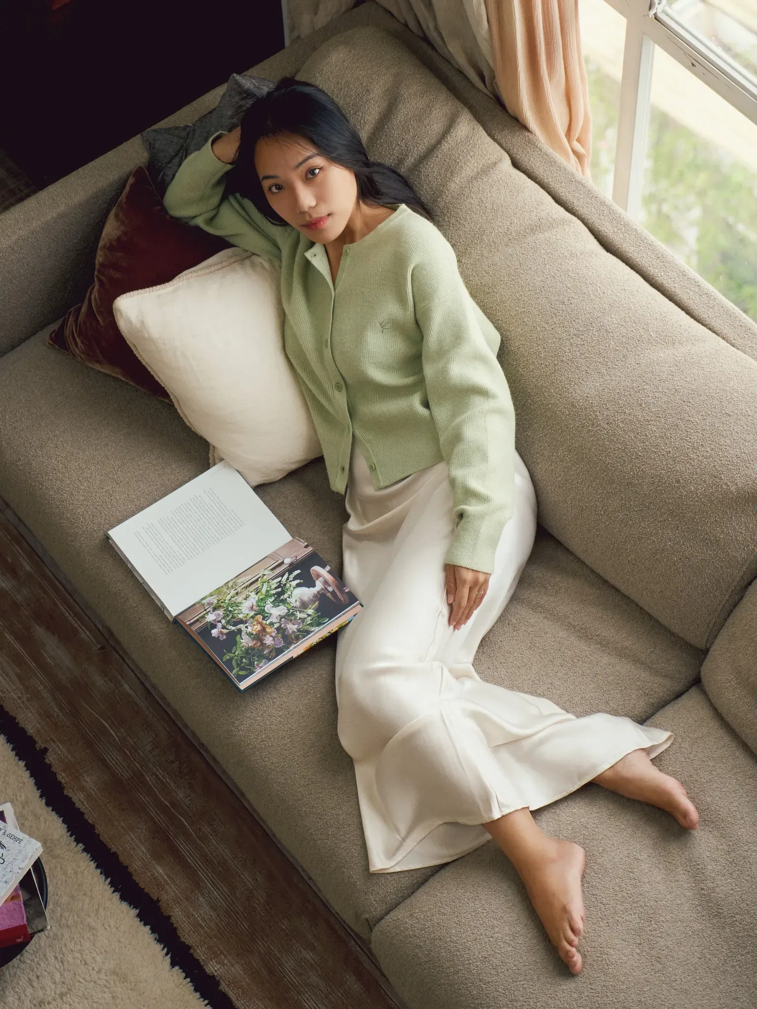 Hoá thân thành nàng thơ khi mix chân váy dài mềm mại cùng cardigan màu pastel