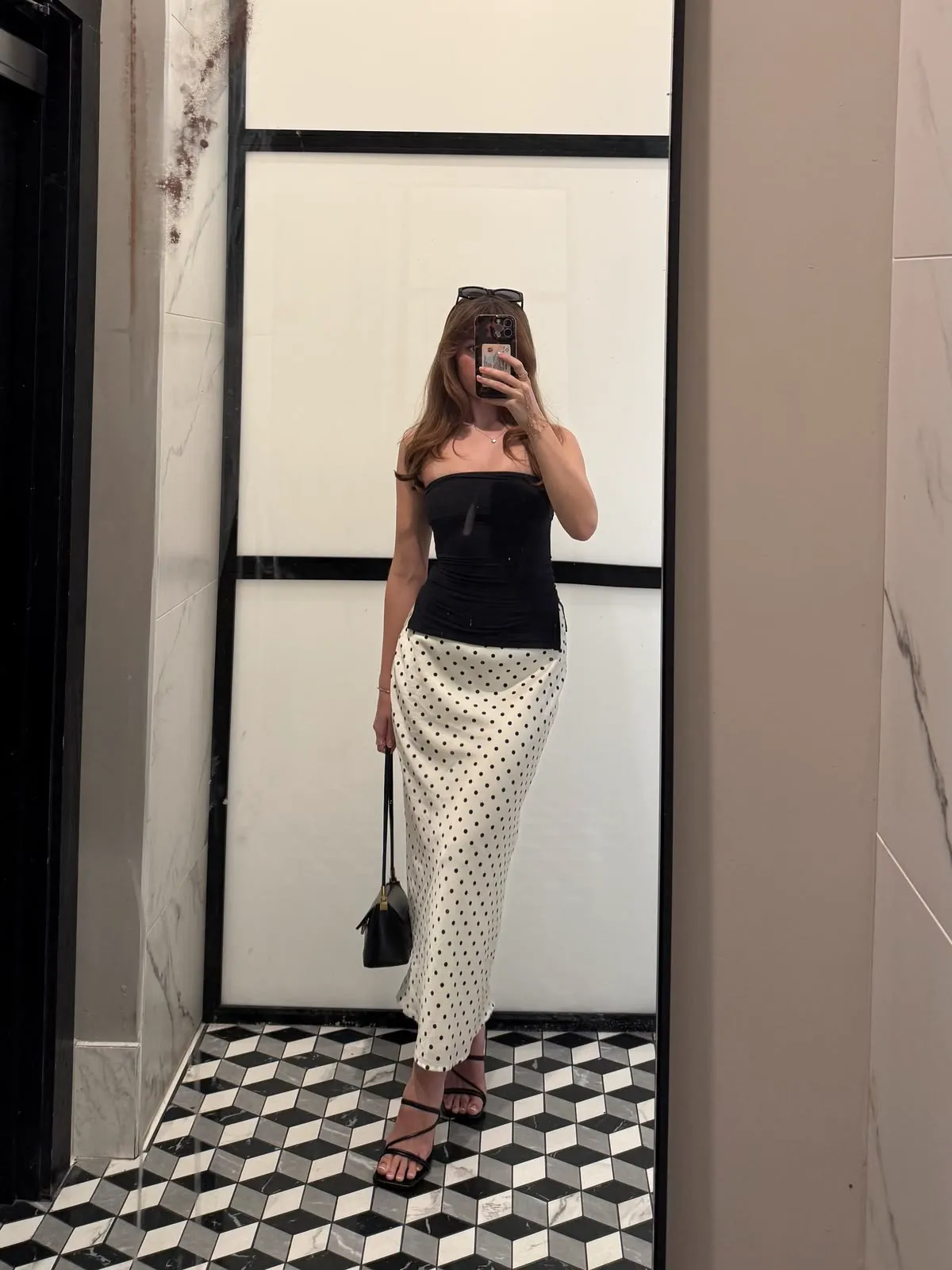Mix & match chân váy chấm bi đuôi cá lụa và áo cúp ngực quyến rũ