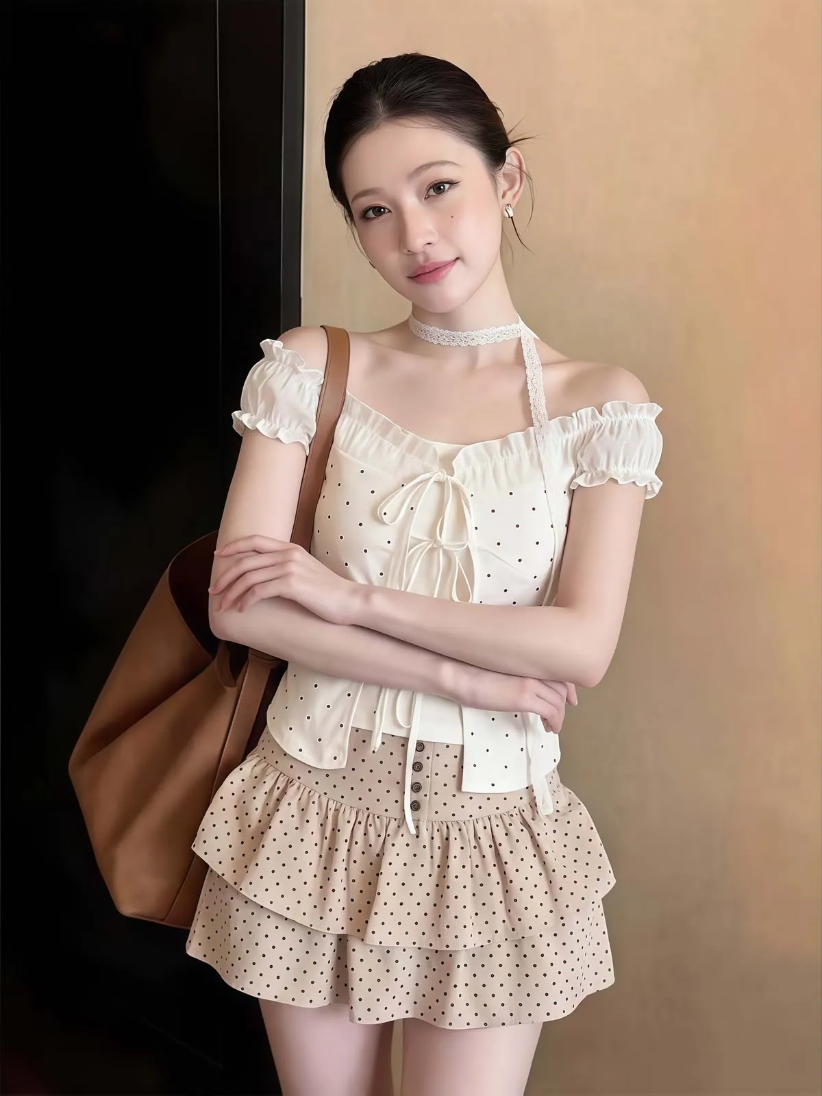 Outfit chấm bi tông kem nhẹ nhàng với áo tay bồng rút dây và chân váy tầng