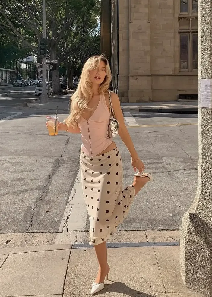 Outfit trắng ngọt ngào và gợi cảm với áo corset và chân váy chấm bi