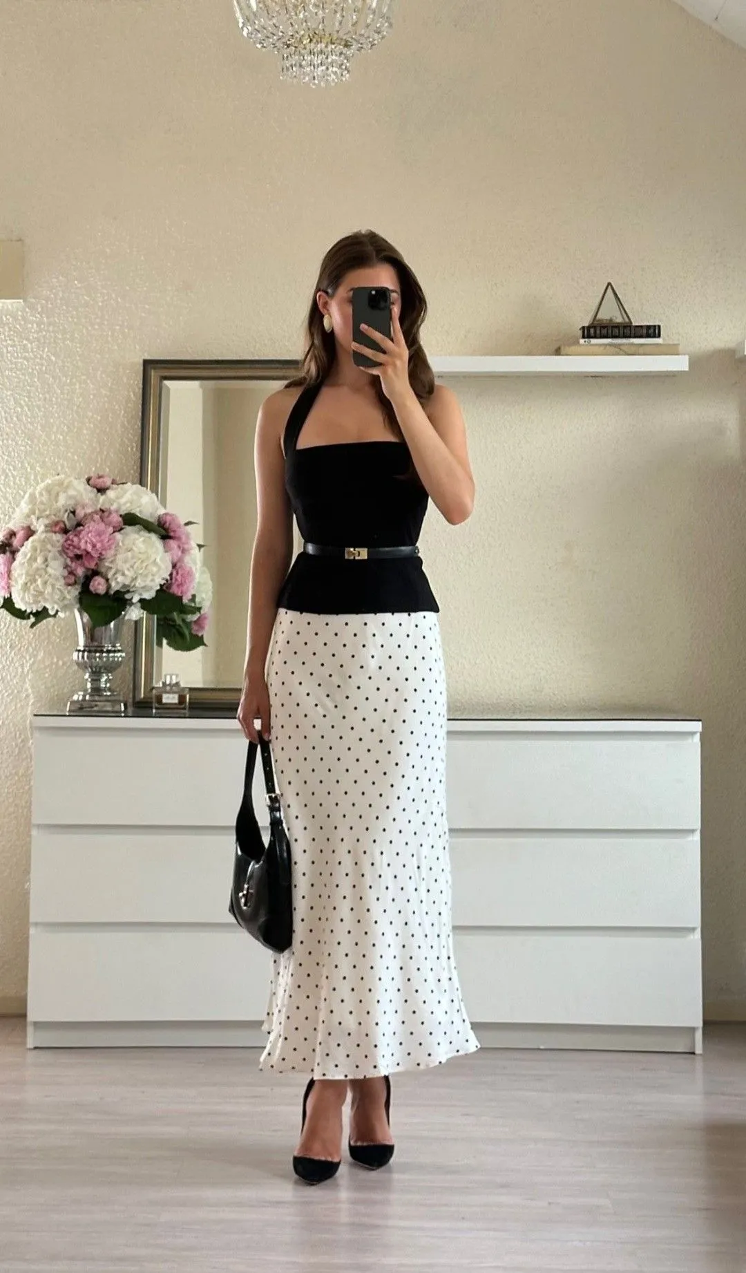 Phối đồ với chân váy chấm bi và áo yếm cổ vuông dáng peplum thanh lịch