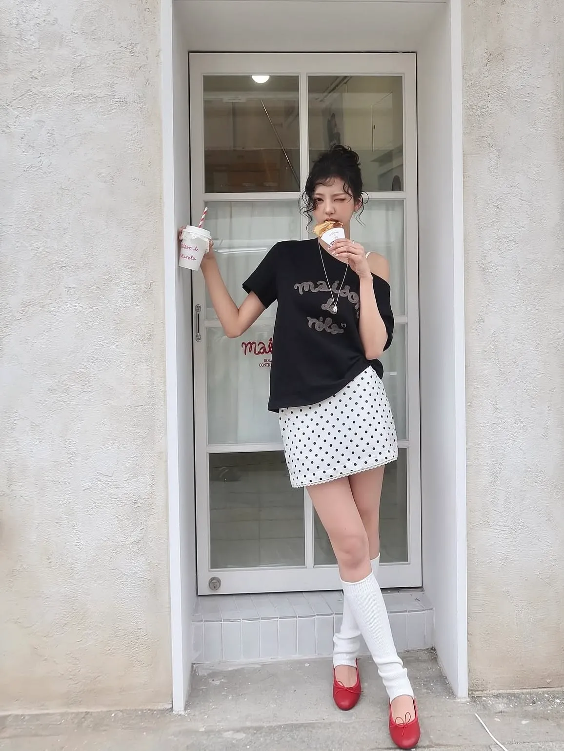 Outfit áo lệch vai mix cùng chân váy chấm bi ngắn viền ren trẻ trung, ngọt ngào