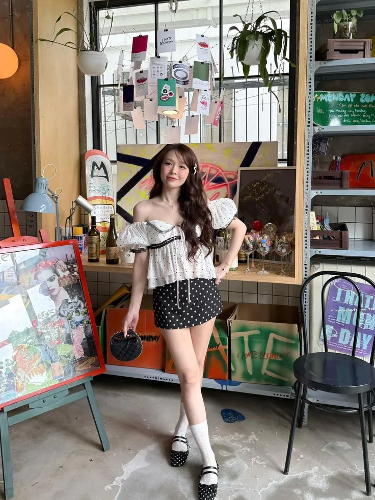 Chuẩn vibe cô nàng ngọt ngào cùng outfit váy chấm bi và áo trễ vai tay phồng