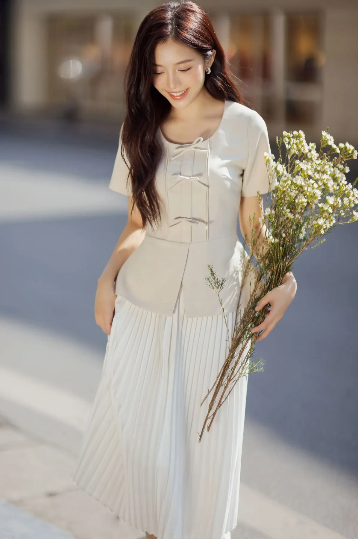 Chân váy dài&nbsp;midi&nbsp;mix&nbsp;cùng áo&nbsp;peplum&nbsp;dịu dàng, thanh lịch