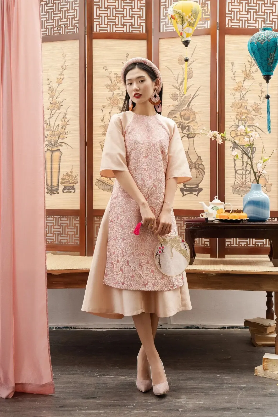 Chân váy dài mix cùng áo dài cách điệu, kiểu dáng hiện đại